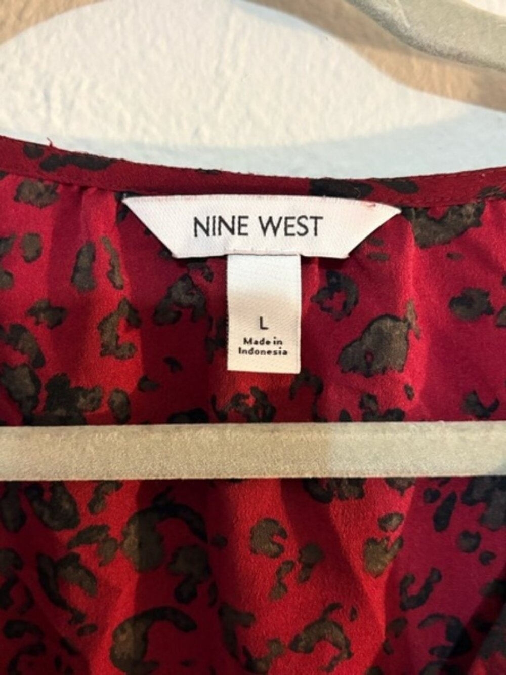 Nine West Women’s Cinched Waist V-Neck Blouse in Deep Red Cheetah Size Medium - Picture 3 of 9